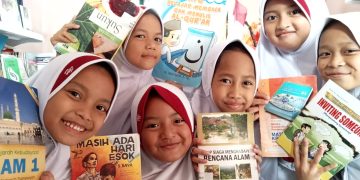 Menumbuhkan Literasi, Siswa MI Baitussalam Kecamatan Cisaat Optimalkan Perpustakaan