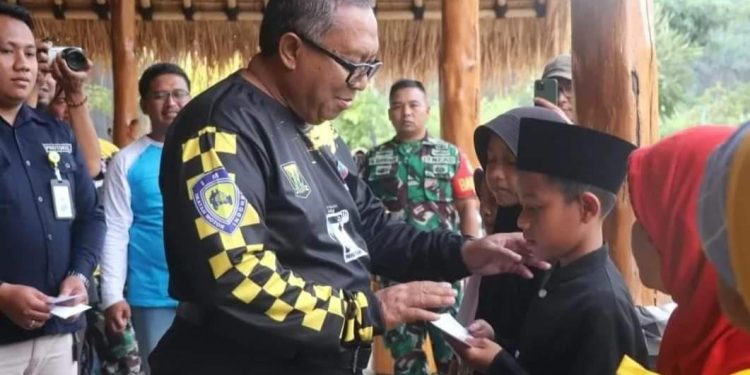 Disela-sela Kunjungan Nyukcruk Wisata Cikidang, Bupati Santuni Anak Yatim dan Jompo