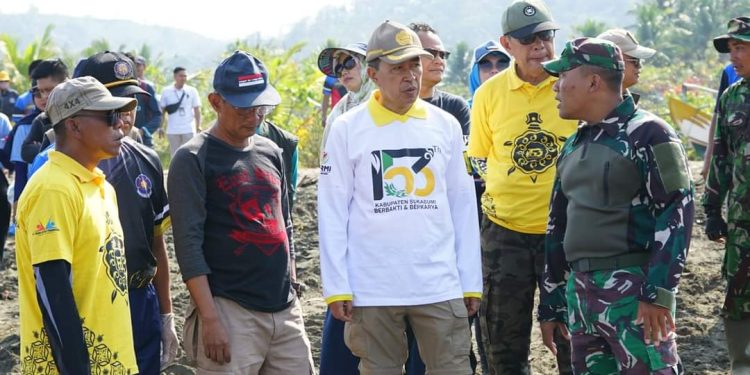 Tinjau Pantai Cibutun, Sekda “Kita Tingkatkan Kolaborasi Penanggulangan Sampah”