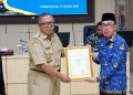 Sekda Terima Penghargaan dari Bupati di Rapat Dinas