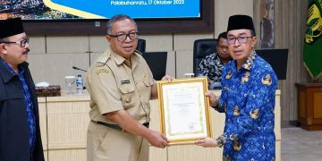 Sekda Terima Penghargaan dari Bupati di Rapat Dinas