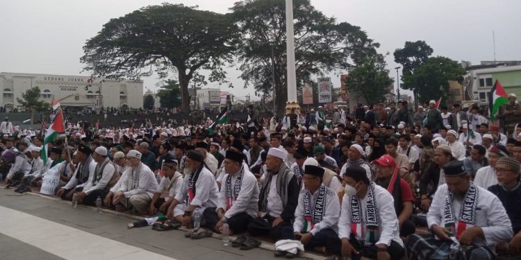 Ribuan Muslim Sukabumi Gelar Aksi Solidaritas Doa Bersama untuk Palestina