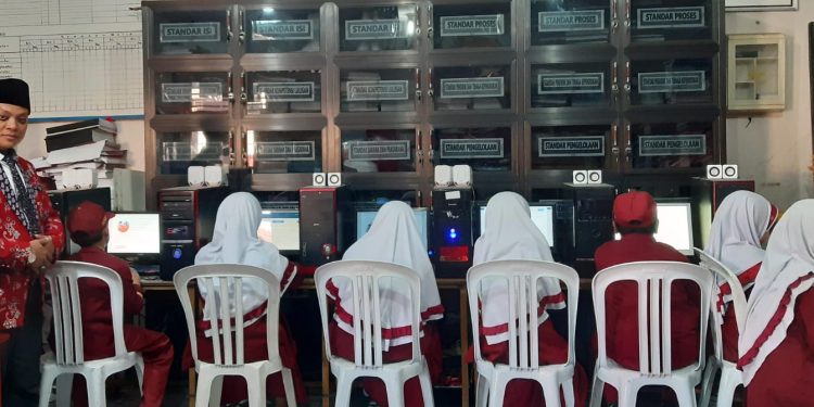 Peserta Didik MI Baitussalam Kecamatan Cisaat Ikuti Ujian Utama ANBK 2023