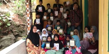 Peringati Hari Santri Nasional, Paguris Bagikan Al-Quran dan Iqro di Cikakak Sukabumi