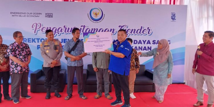 Dirjen Kelautan dan Perikanan Berikan Bantuan untuk Pengolah Ikan di Palabuhanratu