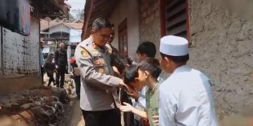 Sambangi Pesantren Yatim Piatu dan Dhuafa, Kapolres Serahkan Bantuan Al-Qur’an juga Material Bangunan