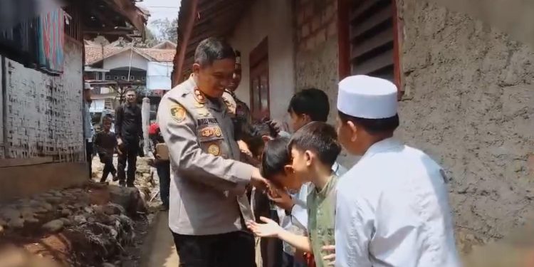 Sambangi Pesantren Yatim Piatu dan Dhuafa, Kapolres Serahkan Bantuan Al-Qur’an juga Material Bangunan