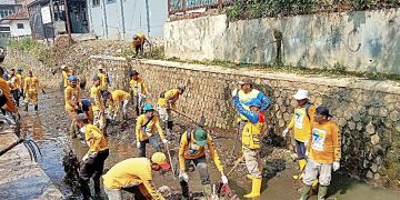 Bhakti Sosial PU, Bersihkan Sampah di Daerah Irigasi Ciraden Cisaat