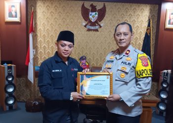 Pimred Beritaoke.id Terima Piagam Penghargaan dari Kapolsek Cisaat