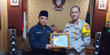 Pimred Beritaoke.id Terima Piagam Penghargaan dari Kapolsek Cisaat