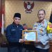 Pimred Beritaoke.id Terima Piagam Penghargaan dari Kapolsek Cisaat