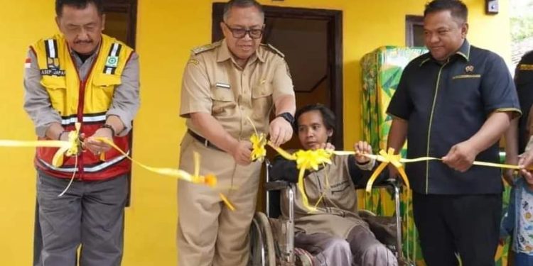Didampingi Kadis PU, Bupati Sukabumi Resmikan Bedah Rumah