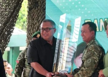 Sertijab Danyon Armed 13, Bupati Berikan Kenang-kenangan
