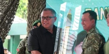 Sertijab Danyon Armed 13, Bupati Berikan Kenang-kenangan
