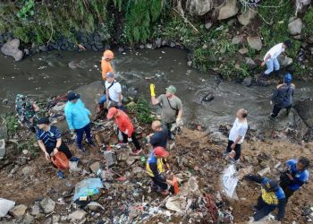 Penjabat Wali Kota Beserta Jajaran Aparatur dan Masyarakat pada Gerakan Jumat Bersih