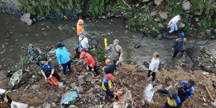Penjabat Wali Kota Beserta Jajaran Aparatur dan Masyarakat pada Gerakan Jumat Bersih