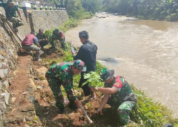 Kodim 0607 Kota Sukabumi Hijaukan Bantaran Sungai Cimandiri