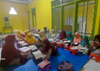 Santri Tahfidz Al-Qur'an Fathiyyah Zahra Abdul Karim Laksanakan Rutinitas Mura'jaah Al-Qur'an