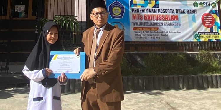 Perdana Semester 1, Fathiyyah Zahra Abdul Karim Raih Rangking 1 di MTs Baitussalam