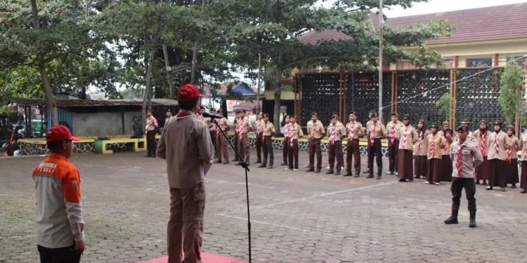 Kak Ade Pimpin Apel Satgas Pramuka Peduli Pengamanan Tahun Baru 2024 di GOR Cisaat