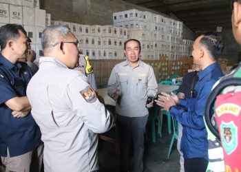 Sekda Tinjau Sortir dan Pelipatan Surat Suara di Gudang Logistik KPU Kab Sukabumi