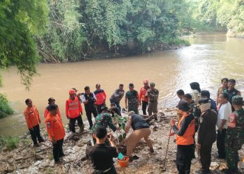 Karya Bakti TNI, Kodim 0607 Tanam Pohon dan Bersih-bersih Sampah di Bantaran Sungai Cimandiri