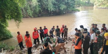Karya Bakti TNI, Kodim 0607 Tanam Pohon dan Bersih-bersih Sampah di Bantaran Sungai Cimandiri