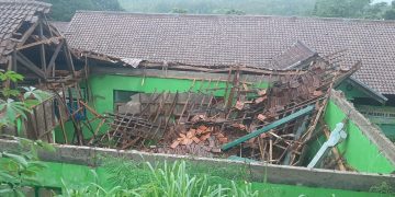 Atap Bangunan Lab SMPN 2 Simpenan Ambruk, Sejumlah Fasilitas Rusak