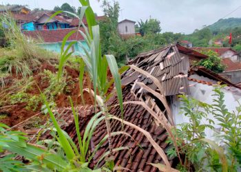 12 Rumah Rusak Berat Akibat Longsor di Desa Sekarwangi Cibadak