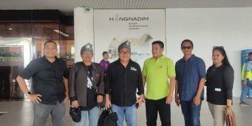 Tiba di Batam Hadiri Rapimprov I SMSI Kepri, Ketum SMSI Firdaus Dipakaikan Tanjak Melayu
