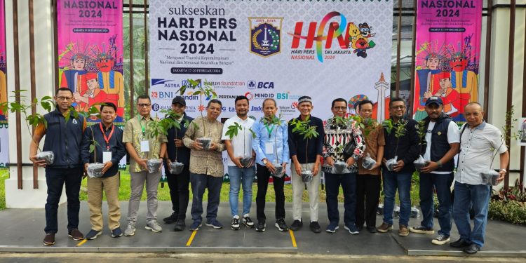 Peringati HPN 2024 di CFD, PWI dan Yayasan BUMN Bagikan Tanaman Buah ke Masyarakat Demi Hijaukan Bumi