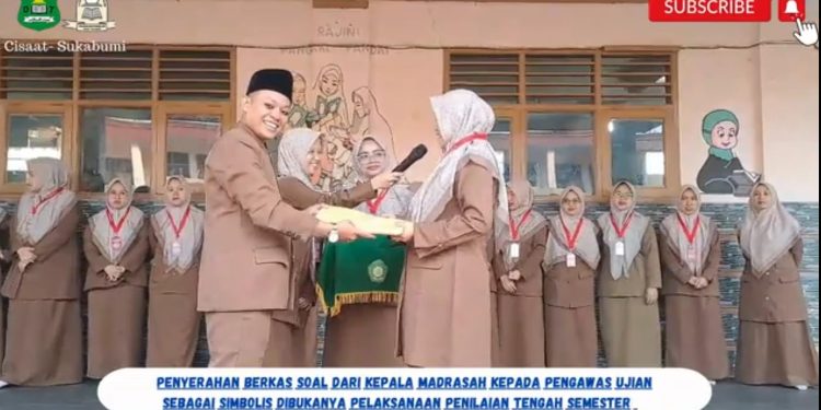 Kepala MI Baitussalam Cisaat Serahkan Berkas Soal Ujian Tengah Semester Genap