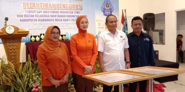 Ketua IKWI Jawa Barat Lantik Pengurus IKWI Kabupaten Indramayu Masa Bakti 2023-2026 