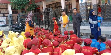 Antusias Siswa PaudQu dan MI Baitussalam Minum Obat Cacing Secara Masal