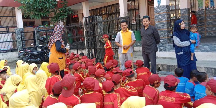 Antusias Siswa PaudQu dan MI Baitussalam Minum Obat Cacing Secara Masal