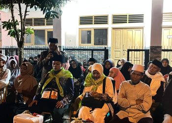 Ustaz Iim Abdul Karim Berangkat Haji Bareng Istri