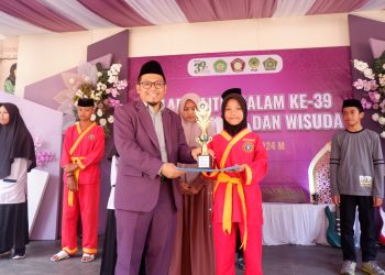 Fathiyyah Zahra Abdul Karim Kembali Raih Peringkat ke 1 di Kelas VII MTs Baitussalam