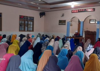 Jemaah Masjid Jami Baitussalam Antusias Mendengarkan Tausyiah KH. Iim Abdul Karim