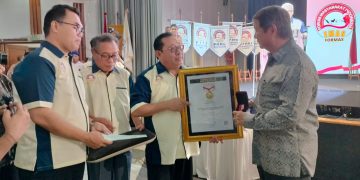 Prabowo Subianto Terima Pin Emas dari SMSI atas Dedikasinya Jaga Demokrasi