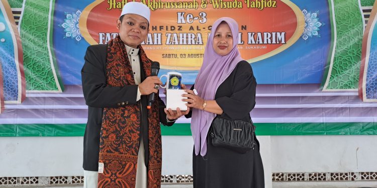 Pimpinan TAFZAK Cisaat Berikan Doorprize untuk Wali Santri