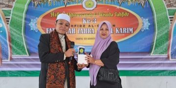 Pimpinan TAFZAK Cisaat Berikan Doorprize untuk Wali Santri