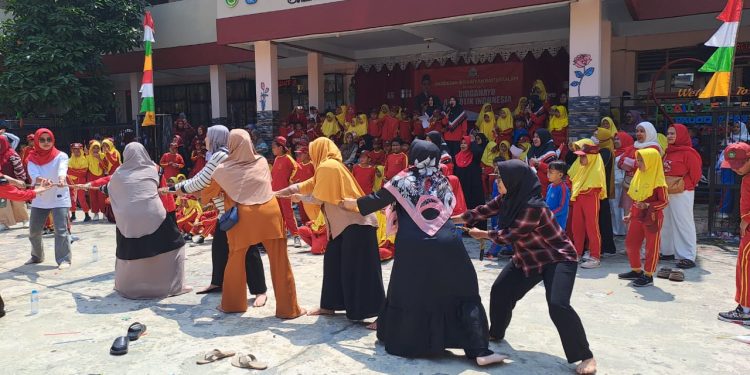 Wali Murid TKQ, MI Baitussalam Antusias Ikut Memeriahkan HUT RI Ke 79