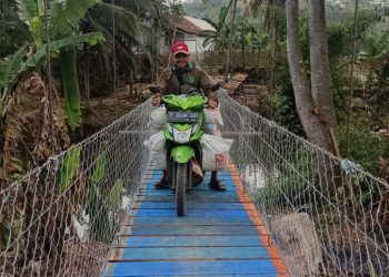 Siswa Sekolah dan Warga Lengkong Bahagia Miliki Jembatan Baru