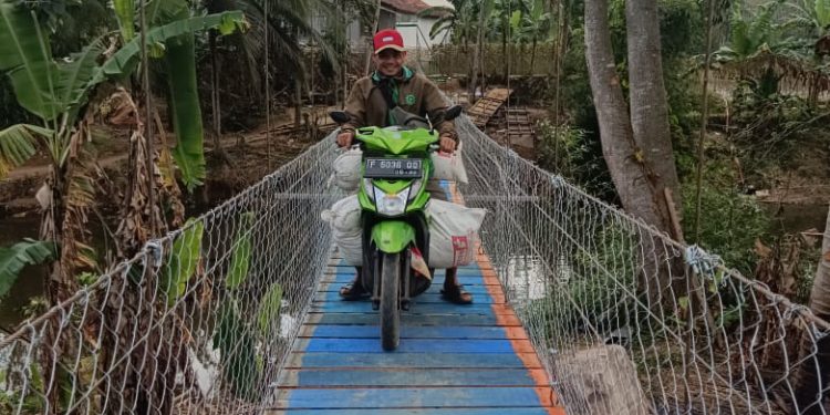 Siswa Sekolah dan Warga Lengkong Bahagia Miliki Jembatan Baru