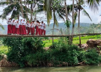 Hingar bingar Siswa SD Jembatan Viral Lengkong Diresmikan