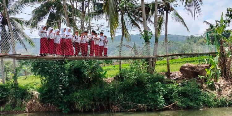 Hingar bingar Siswa SD Jembatan Viral Lengkong Diresmikan