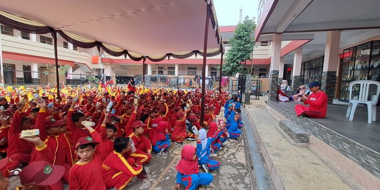 PaudQu dan MI Baitussalam Laksanakan Program UKS/M, Minum Susu Bersama
