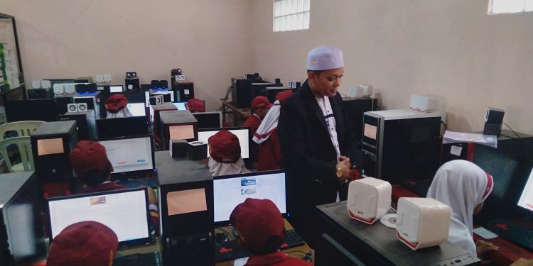 Hari Pertama ANBK MI Baitussalam Kec Cisaat Berjalan Lancar