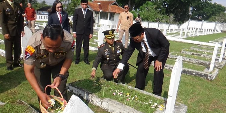 HUT TNI ke 79 Kodim 0607 Gelar Upacara Ziarah Nasional di Makam Pahlawan TMP Surya Kencana Kota Sukabumi