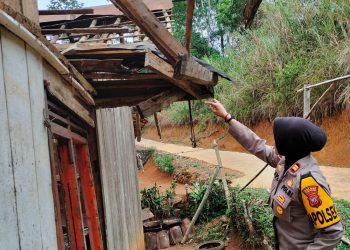 Kapolsek Lengkong Sambangi Rumah Mak Juariyah yang Viral